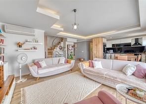 بنتهاوس من أربع غرف في منطقة أوبا