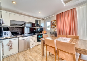 بنتهاوس من أربع غرف في منطقة أوبا