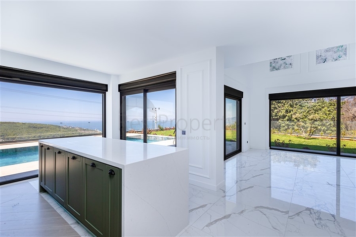 فيلا واسعة في كارجيجاك مع إطلالات مذهلة على البحر