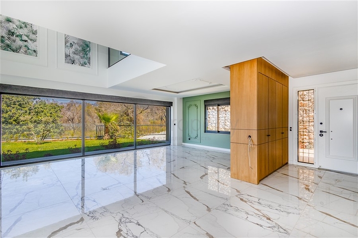 فيلا واسعة في كارجيجاك مع إطلالات مذهلة على البحر