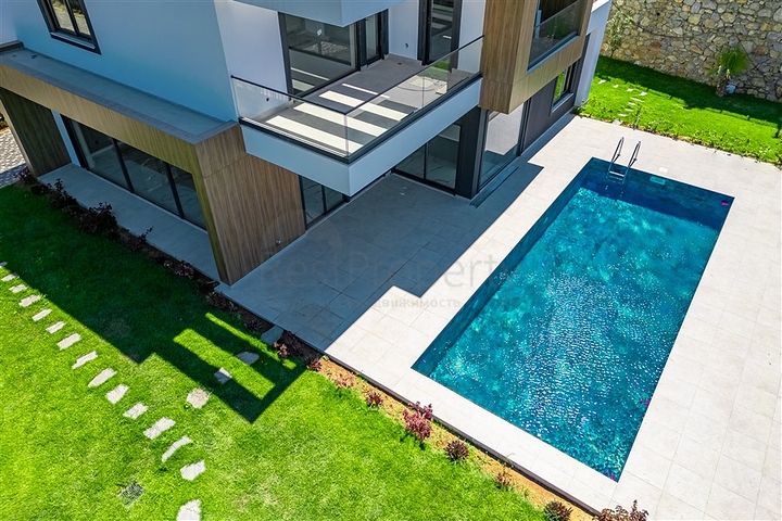 فيلا واسعة في كارجيجاك مع إطلالات مذهلة على البحر