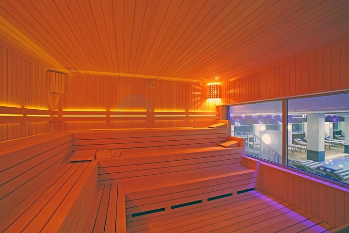 شقة مشرقة من غرفتي نوم في منطقة أوبا