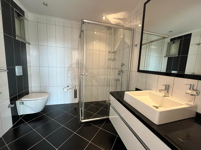 شقة مشرقة من غرفتي نوم في منطقة أوبا