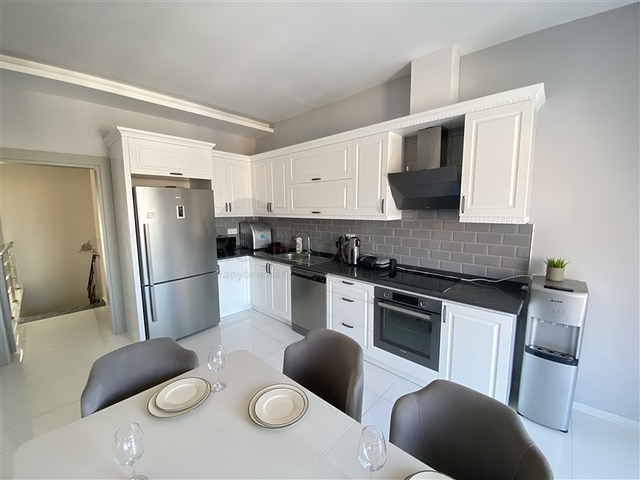 دوبلكس فاخرة -4 غرف وصالة - مفروشة بأناقة -ضمن مجمع انيق -في اوبا / الانيا 