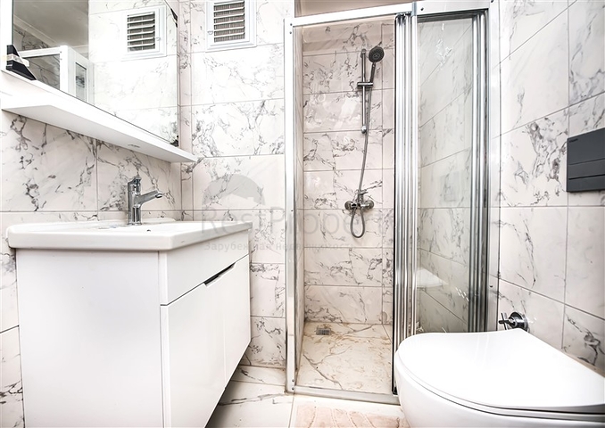 شقة مفروشة مشرقة على مسافة قريبة من البحر