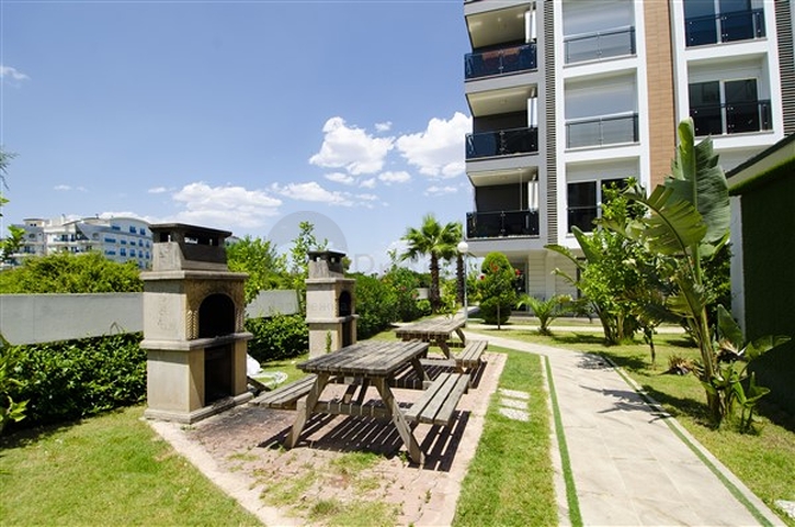 شقق فاخرة في كونيالتي بالقرب من قناة المارينا