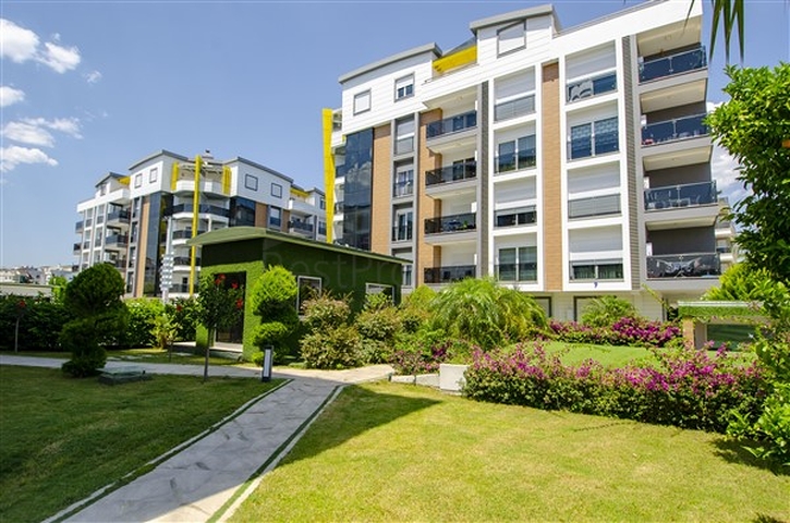 شقق فاخرة في كونيالتي بالقرب من قناة المارينا