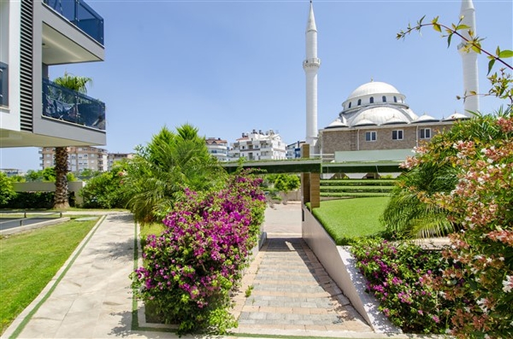 شقق فاخرة في كونيالتي بالقرب من قناة المارينا