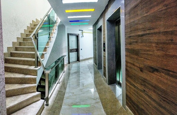 شقق فاخرة في كونيالتي بالقرب من قناة المارينا