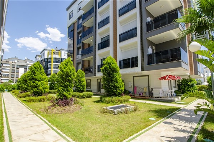 شقق فاخرة في كونيالتي بالقرب من قناة المارينا