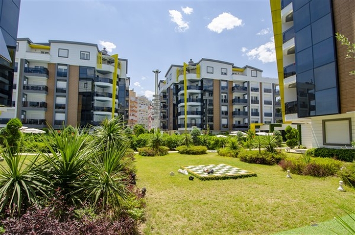 شقق فاخرة في كونيالتي بالقرب من قناة المارينا