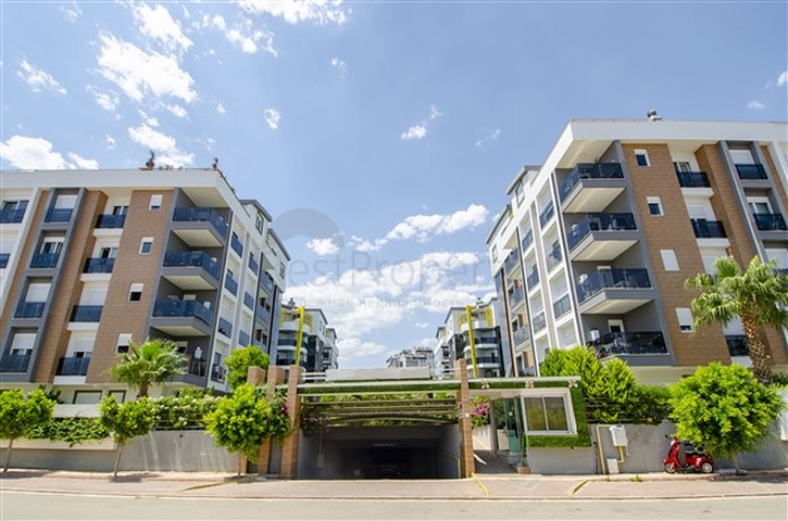 شقق فاخرة في كونيالتي بالقرب من قناة المارينا