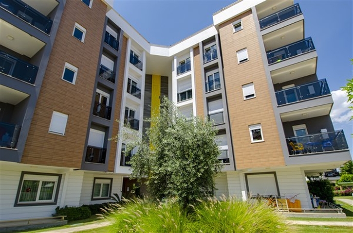 شقق فاخرة في كونيالتي بالقرب من قناة المارينا