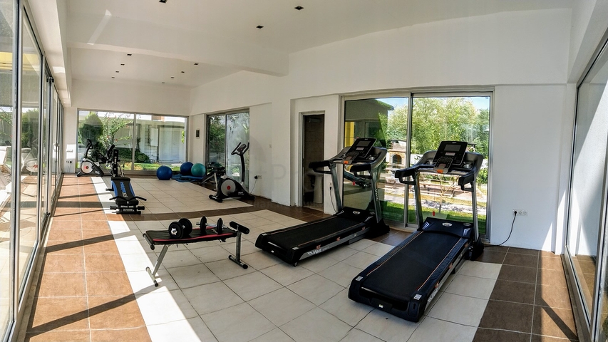 شقق فاخرة في كونيالتي بالقرب من قناة المارينا