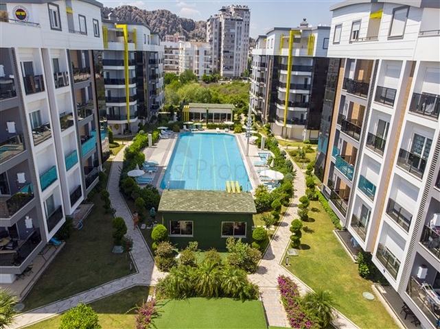 شقق فاخرة في كونيالتي بالقرب من قناة المارينا