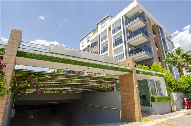 شقق فاخرة في كونيالتي بالقرب من قناة المارينا