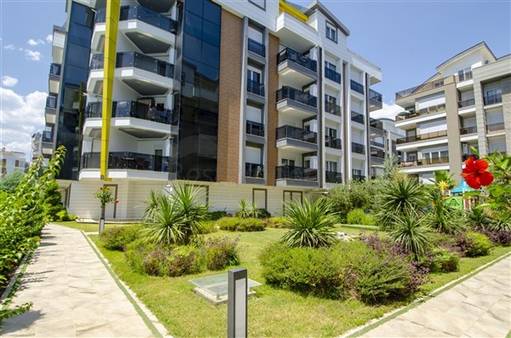 شقق فاخرة في كونيالتي بالقرب من قناة المارينا