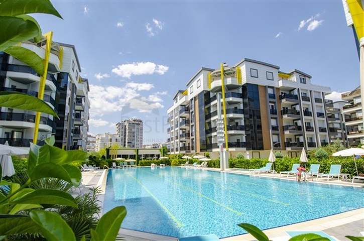 شقق فاخرة في كونيالتي بالقرب من قناة المارينا