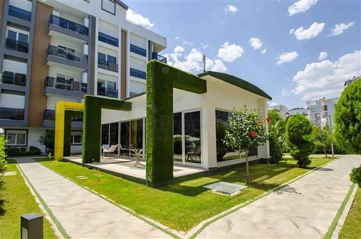 شقق فاخرة في كونيالتي بالقرب من قناة المارينا