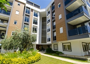 شقق فاخرة في كونيالتي بالقرب من قناة المارينا