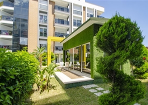 شقق فاخرة في كونيالتي بالقرب من قناة المارينا