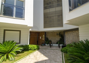 شقق فاخرة في كونيالتي بالقرب من قناة المارينا