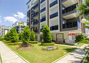 شقق فاخرة في كونيالتي بالقرب من قناة المارينا