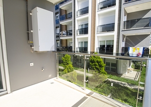 شقق فاخرة في كونيالتي بالقرب من قناة المارينا