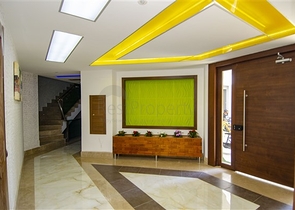 شقق فاخرة في كونيالتي بالقرب من قناة المارينا