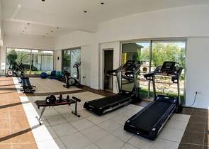 شقق فاخرة في كونيالتي بالقرب من قناة المارينا