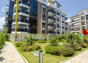 شقق فاخرة في كونيالتي بالقرب من قناة المارينا