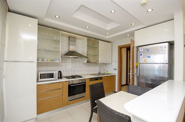 شقة مفروشة 2 + 1 مطلة على البحر بشكل مباشر في كونيالتي أنطاليا