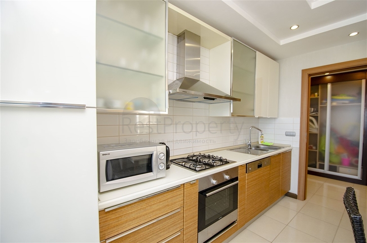 شقة مفروشة 2 + 1 مطلة على البحر بشكل مباشر في كونيالتي أنطاليا