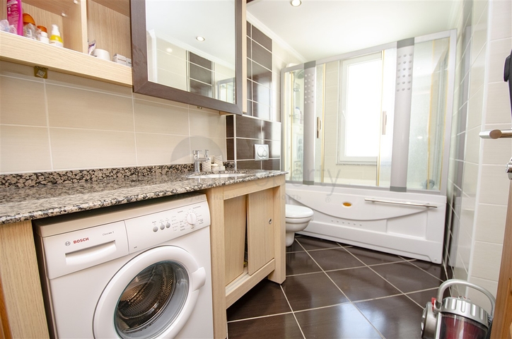 شقة مفروشة 2 + 1 مطلة على البحر بشكل مباشر في كونيالتي أنطاليا