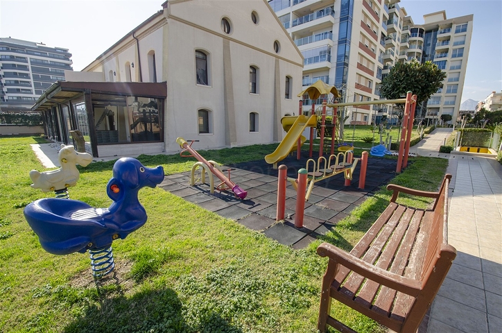 شقة مفروشة 2 + 1 مطلة على البحر بشكل مباشر في كونيالتي أنطاليا