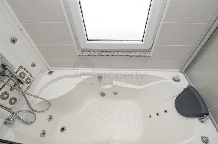 شقة مفروشة 2 + 1 مطلة على البحر بشكل مباشر في كونيالتي أنطاليا