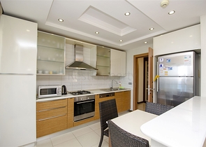 شقة مفروشة 2 + 1 مطلة على البحر بشكل مباشر في كونيالتي أنطاليا