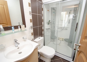 شقة مفروشة 2 + 1 مطلة على البحر بشكل مباشر في كونيالتي أنطاليا