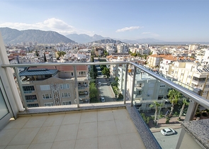 شقة مفروشة 2 + 1 مطلة على البحر بشكل مباشر في كونيالتي أنطاليا