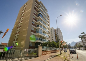 شقة مفروشة 2 + 1 مطلة على البحر بشكل مباشر في كونيالتي أنطاليا