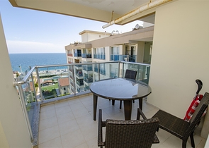 شقة مفروشة 2 + 1 مطلة على البحر بشكل مباشر في كونيالتي أنطاليا