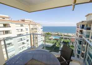 شقة مفروشة 2 + 1 مطلة على البحر بشكل مباشر في كونيالتي أنطاليا