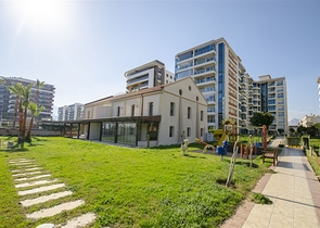 شقة مفروشة 2 + 1 مطلة على البحر بشكل مباشر في كونيالتي أنطاليا