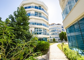 مجمع في كونيالتي بين جبال طوروس والبحر الأبيض المتوسط