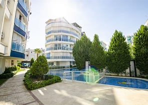 مجمع في كونيالتي بين جبال طوروس والبحر الأبيض المتوسط