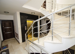 مجمع في كونيالتي بين جبال طوروس والبحر الأبيض المتوسط