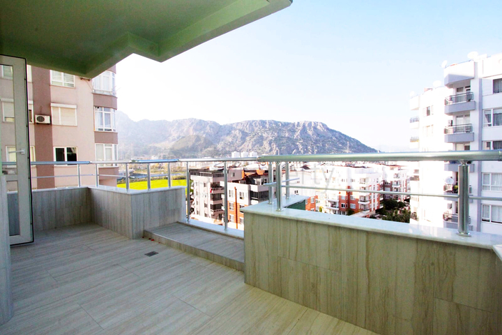 شقة 2 + 1 على مسافة قريبة من البحر في ليمان أنطاليا