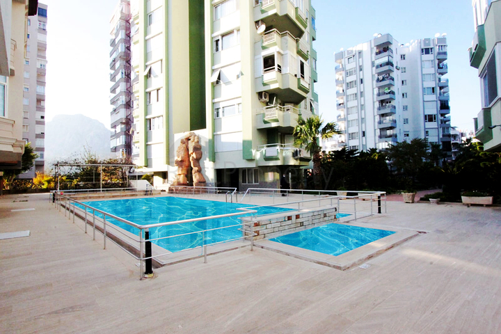 شقة 2 + 1 على مسافة قريبة من البحر في ليمان أنطاليا