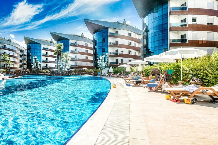 شقة 1 + 1 في مجمع فندقي على بعد 5 دقائق من البحر