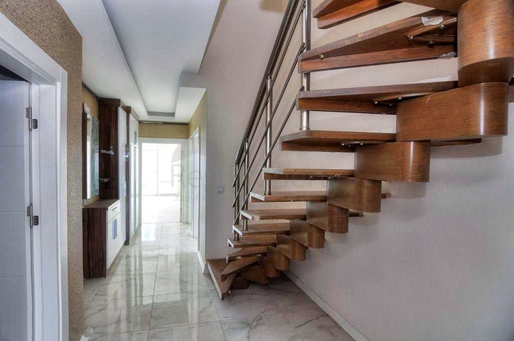 بنتهاوس واسع من 4 غرف نوم في كونيالتي أنطاليا